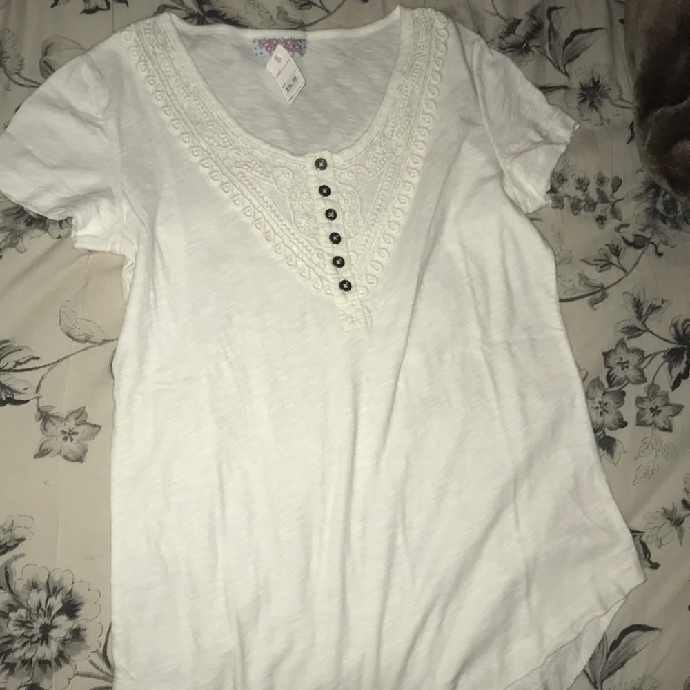 •simple white shirt